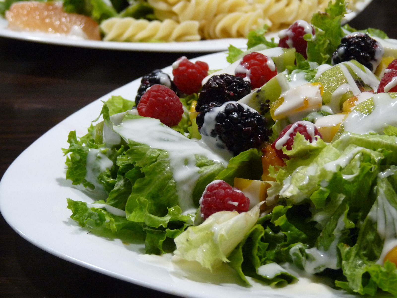 Ensalada Caprese, Ensalada, Con queso mozzarella